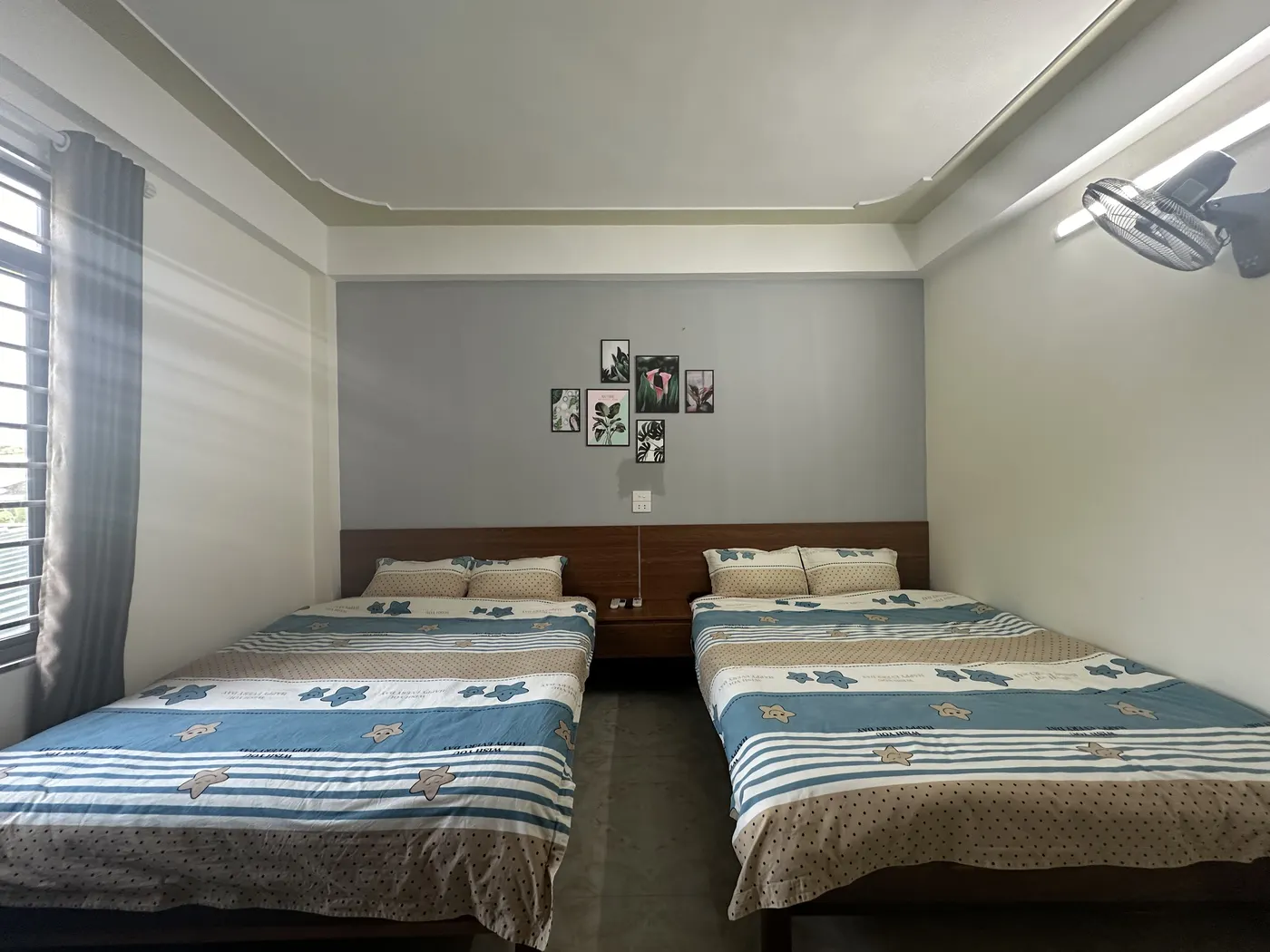 Quad Superior room with window