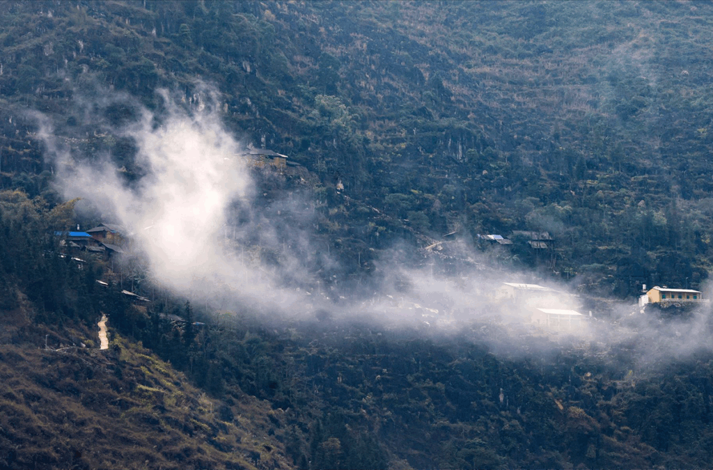 Cloud Hunting on the Peak of Ma Pi Leng Pass