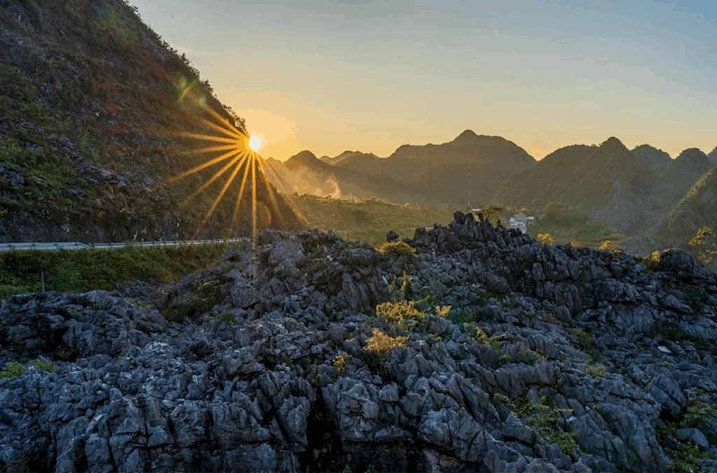 Enjoy Coffee with a Breathtaking View at Ma Pi Leng Pass