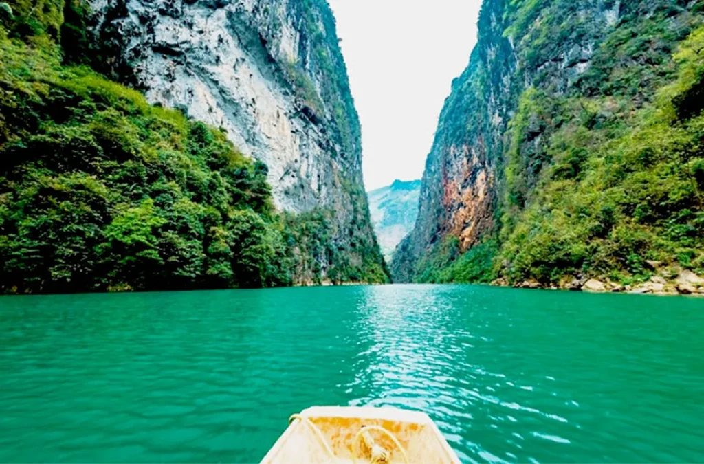 Discover the Heart of Ha Giang on a Peaceful Boat Ride along the Nho Que River