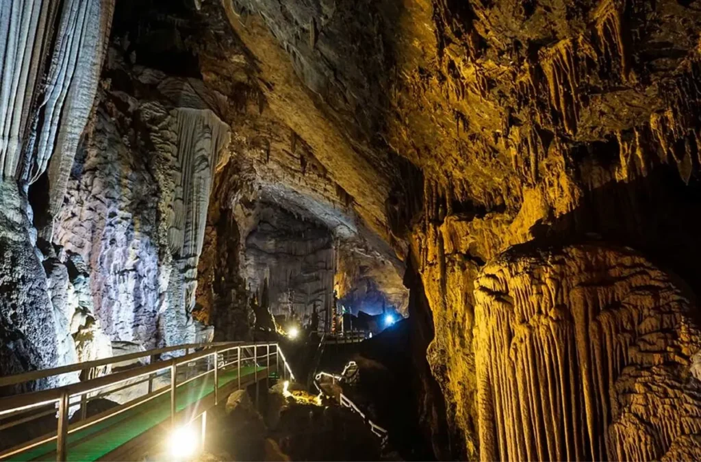 Lung Khuy Cave 