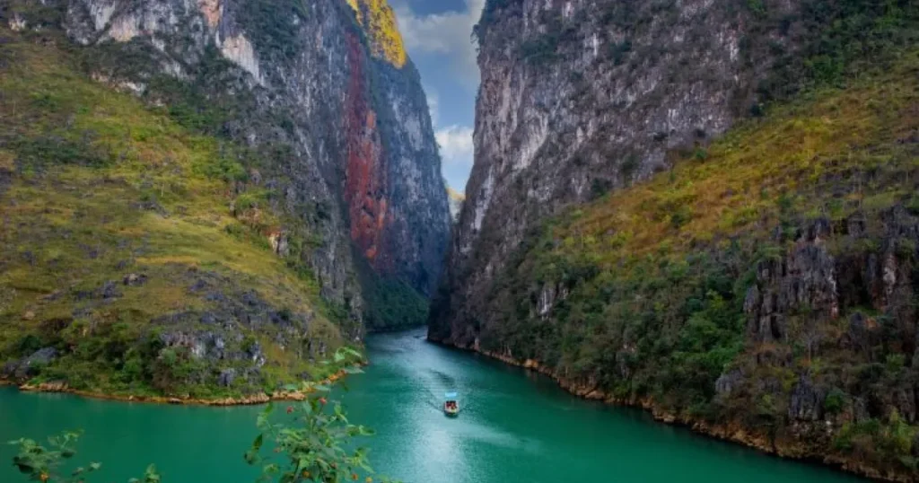 Sail the Emerald Waters of Nho Que River – Ha Giang’s Hidden Gem