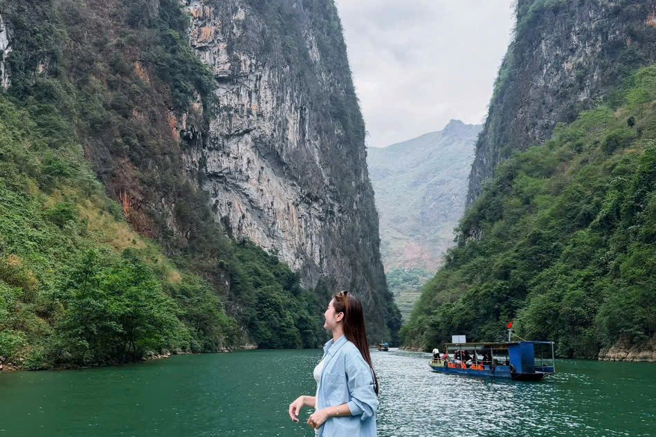 Ha Giang Loop itinerary - boat on the jade Nho Que River