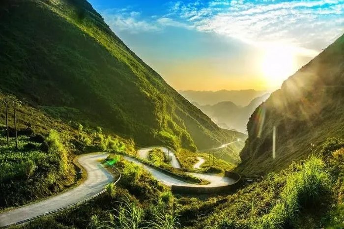 Ha Giang Loop itinerary - Ma Pi Leng cliff road above the canyon