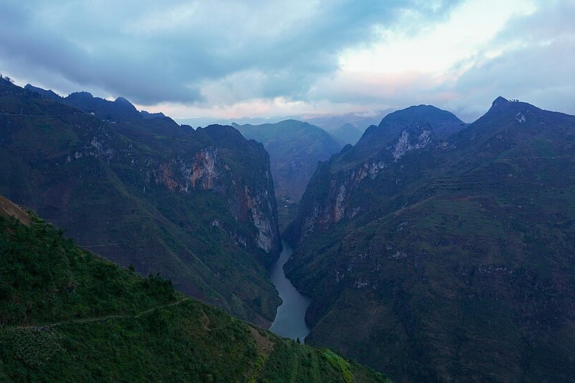 Ha Giang Loop itinerary - Tu San Canyon walls above the Nho Que River