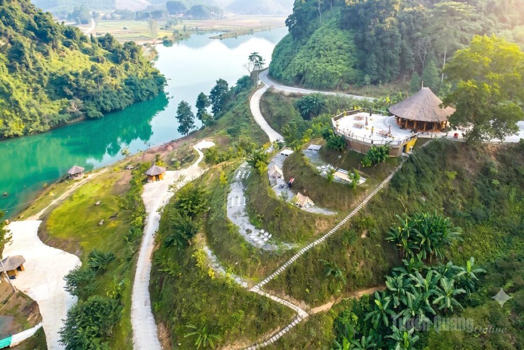 Ha Giang ecotourism: aerial view of Thang Neng village on the emerald Song Mien River (Photo: Bao Tuyen Quang)
