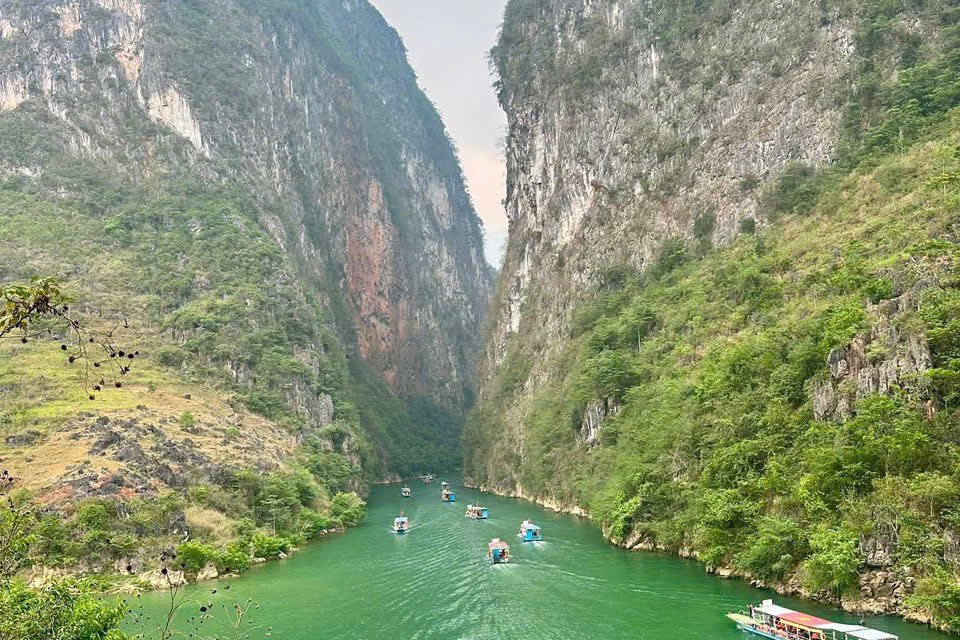Ha Giang Rainy Season: The Honest 2026 Guide to Riding Safely 6 Boats on the emerald Nho Que River in Tu San Canyon, Ha Giang