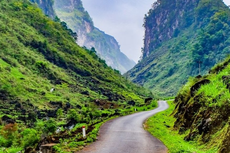 Ha Giang Loop 2026: Is It Now Tuyen Quang Province? 4 Mountain pass road near Dong Van on the Ha Giang Loop in Tuyen Quang province