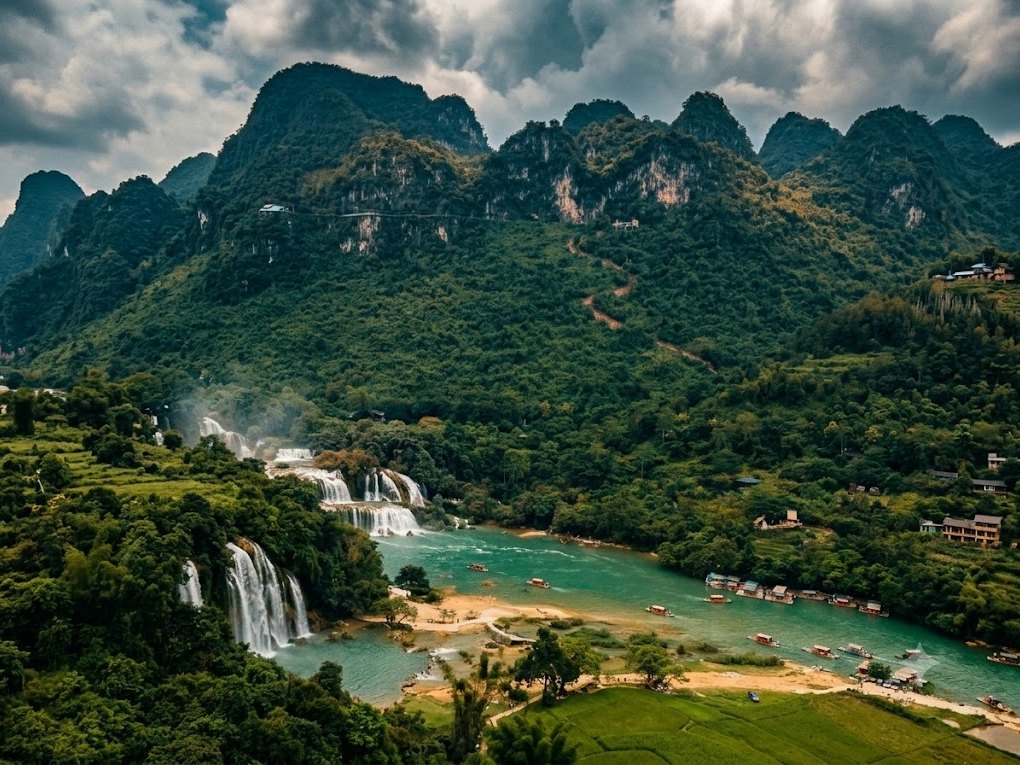 Ban Gioc Waterfall seen from above with karst mountains on the Vietnam-China border