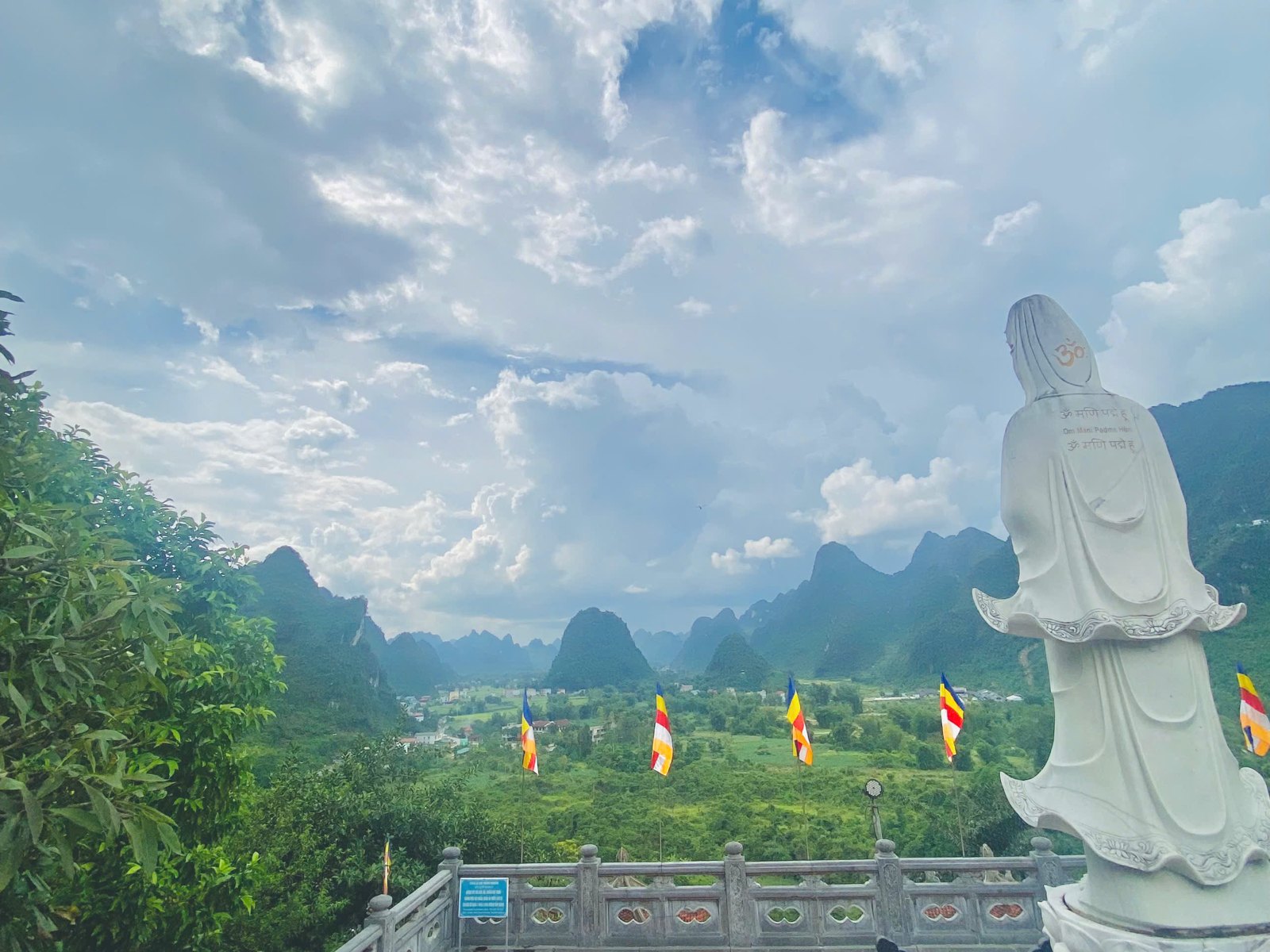 Phat Tich Truc Lam Ban Gioc pagoda Guan Yin statue overlooking the valley