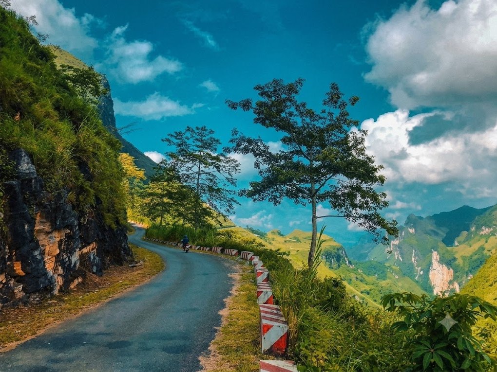 Ha Giang Loop in October: Weather, Rice & Buckwheat (2026) 3 Du Gia valley road on the Ha Giang Loop in October