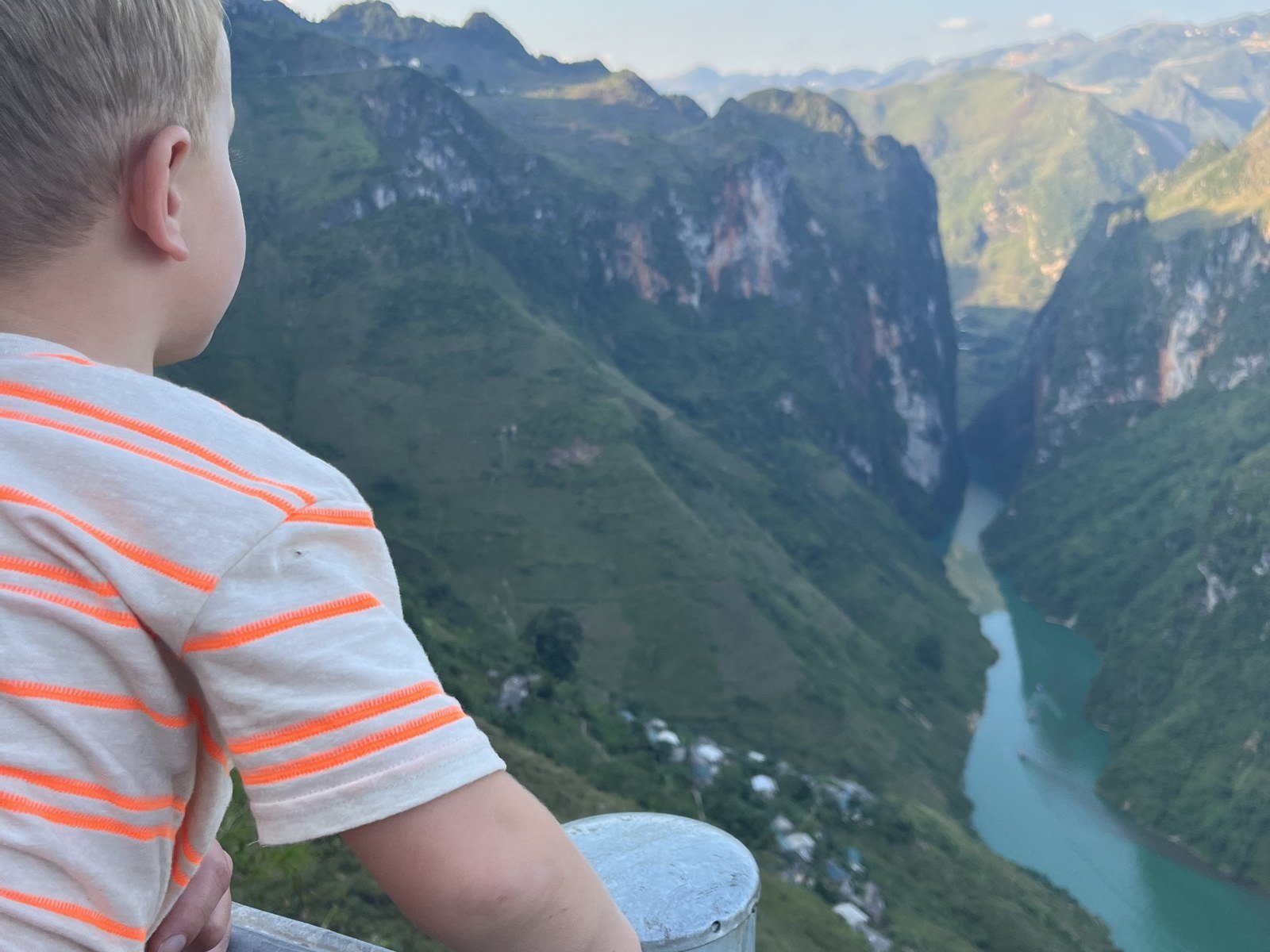 Ha Giang Loop with kids: a child looking down at the Nho Que River canyon