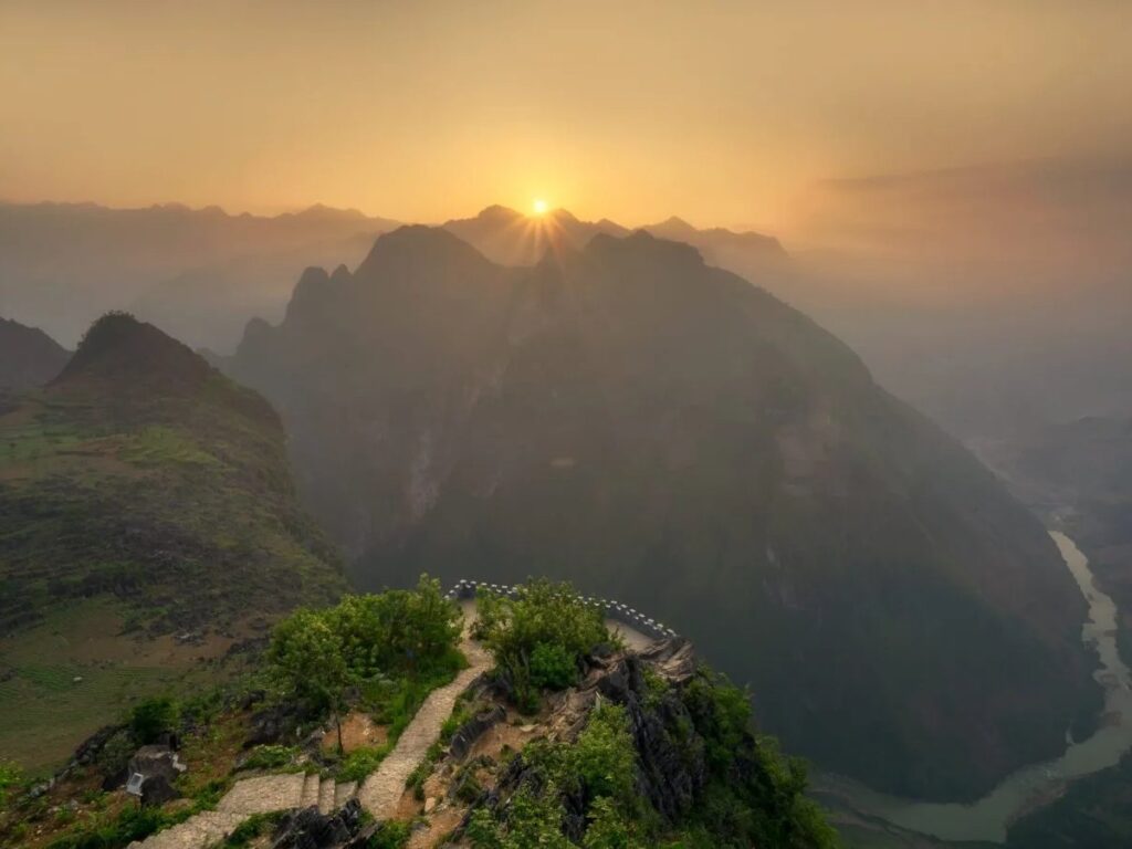 Ma Pi Leng Pass, the view that sets Ha Giang vs Ninh Binh apart