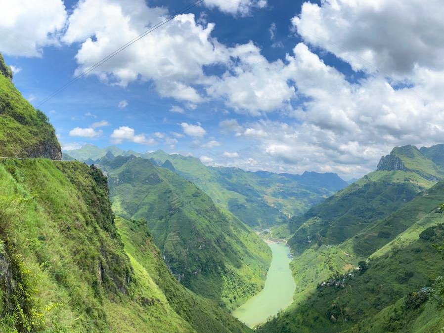 Nho Que River canyon, a key reason travelers pick Ha Giang vs Ninh Binh