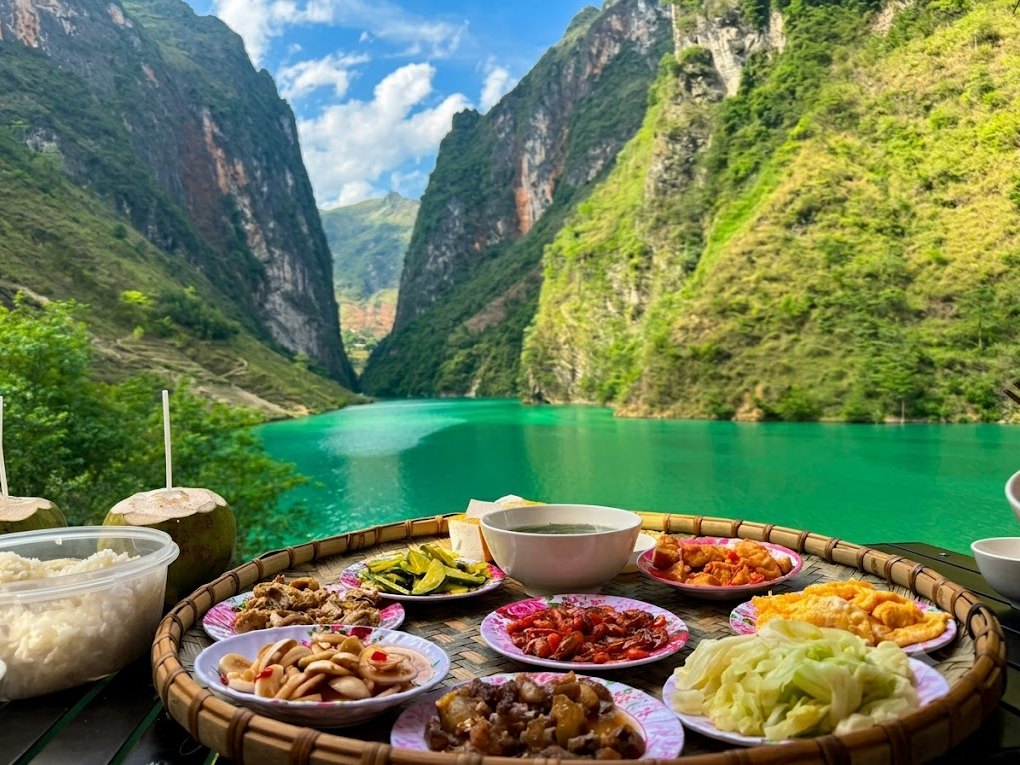 Local lunch on a boat on the Nho Que River in Ha Giang