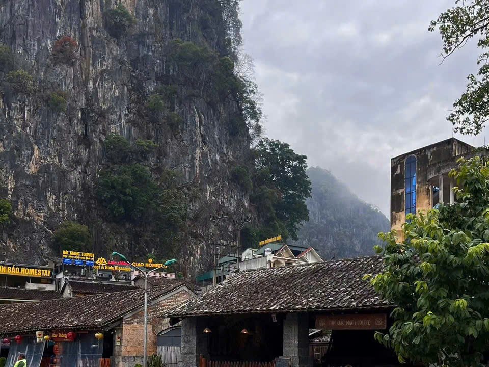 Dong Van Accommodation During the Buckwheat Festival: Real 2026 Prices and How to Book 2 Dong Van accommodation: the old quarter of Dong Van town on the Ha Giang Loop
