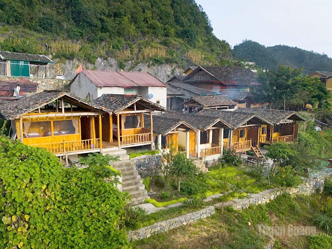 Dong Van Accommodation During the Buckwheat Festival: Real 2026 Prices and How to Book 5 Hillside homestay bungalows with stone-tile roofs near Lung Cu, Ha Giang