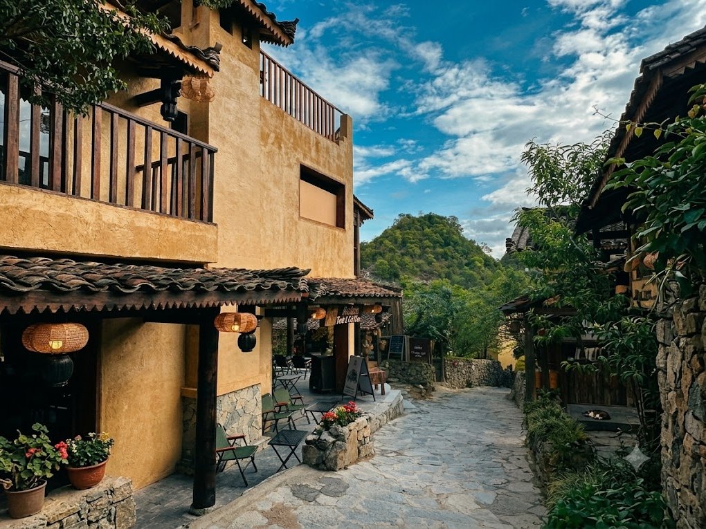 Dong Van Accommodation During the Buckwheat Festival: Real 2026 Prices and How to Book 4 Homestay houses in Lo Lo Chai village near Lung Cu, a quieter alternative to Dong Van accommodation