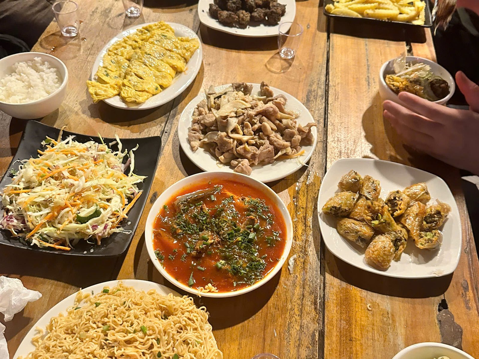 Group dinner on the Ha Giang Loop in Meo Vac, the time of evening when toasts begin