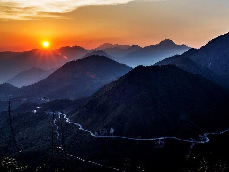 Ha Giang Loop Luggage: Where to Leave Your Big Bag and What to Carry (2026) 6 Riders carrying only small day bags on Ma Pi Leng Pass, Ha Giang Loop