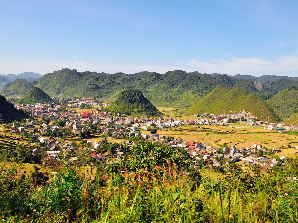 Quan Ba valley seen from Heaven's Gate, where the Ha Giang border districts begin