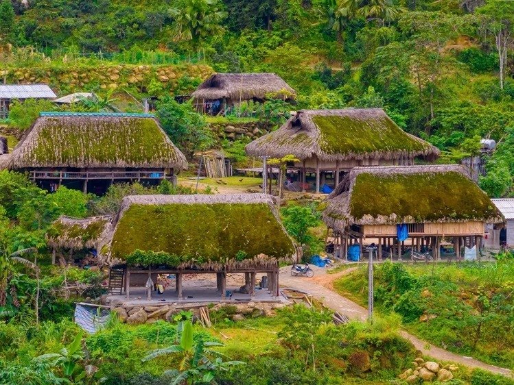 Moss-roofed stilt houses at Na Mau in Thanh Thuy commune, near the Thanh Thuy border gate in Ha Giang