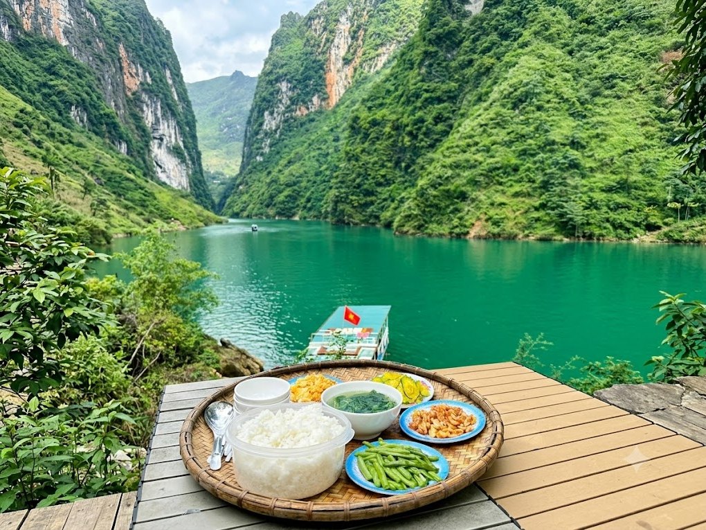 Is the Ha Giang Loop Worth It? An Honest Local Verdict (2026) 5 Lunch tray on a wooden deck above the green Nho Que River on the Ha Giang Loop