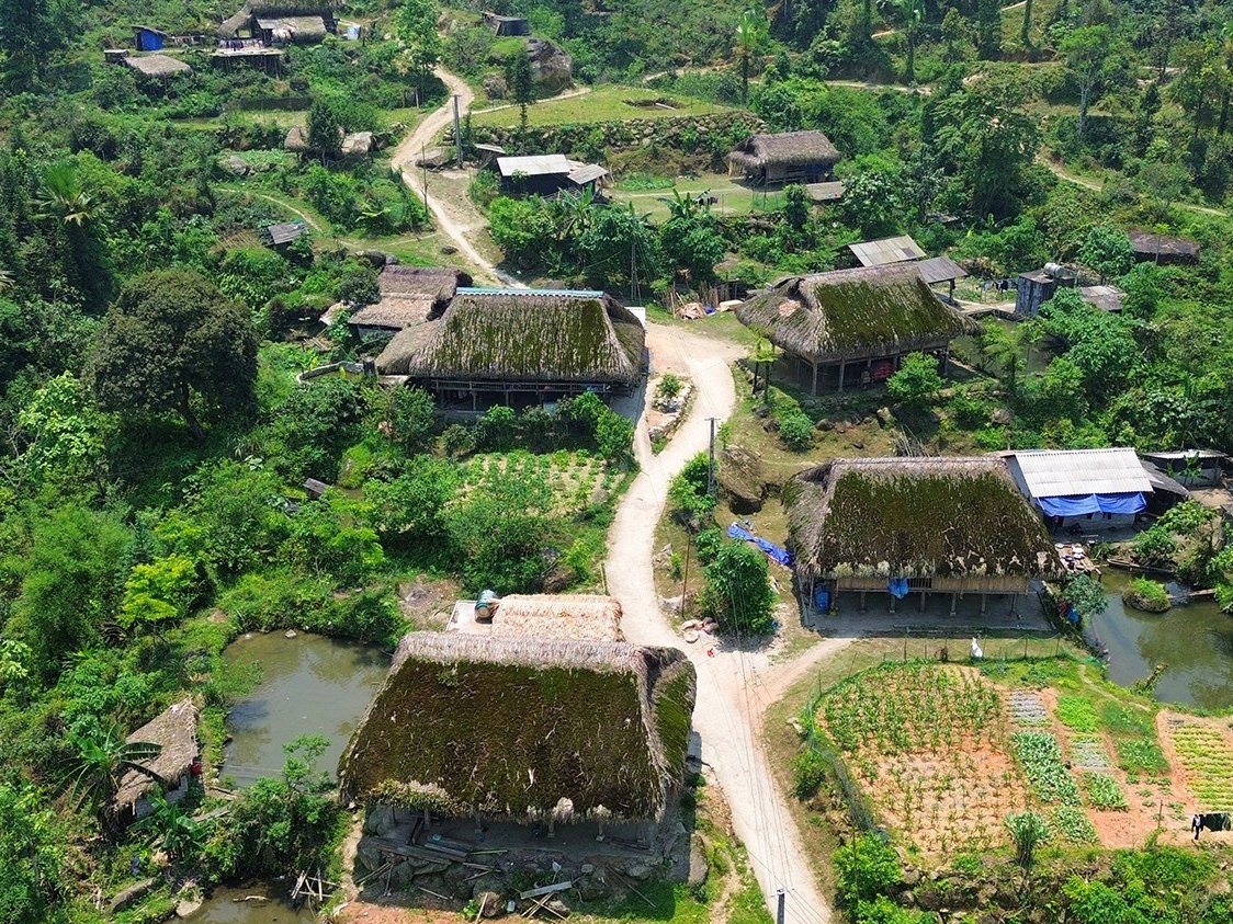 Aerial view of moss-roofed houses in Na Mau on the Ha Giang trekking route